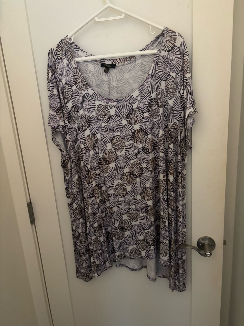 Cupio White Short-Sleeve Scoop Neck Top with Black Leaf Print